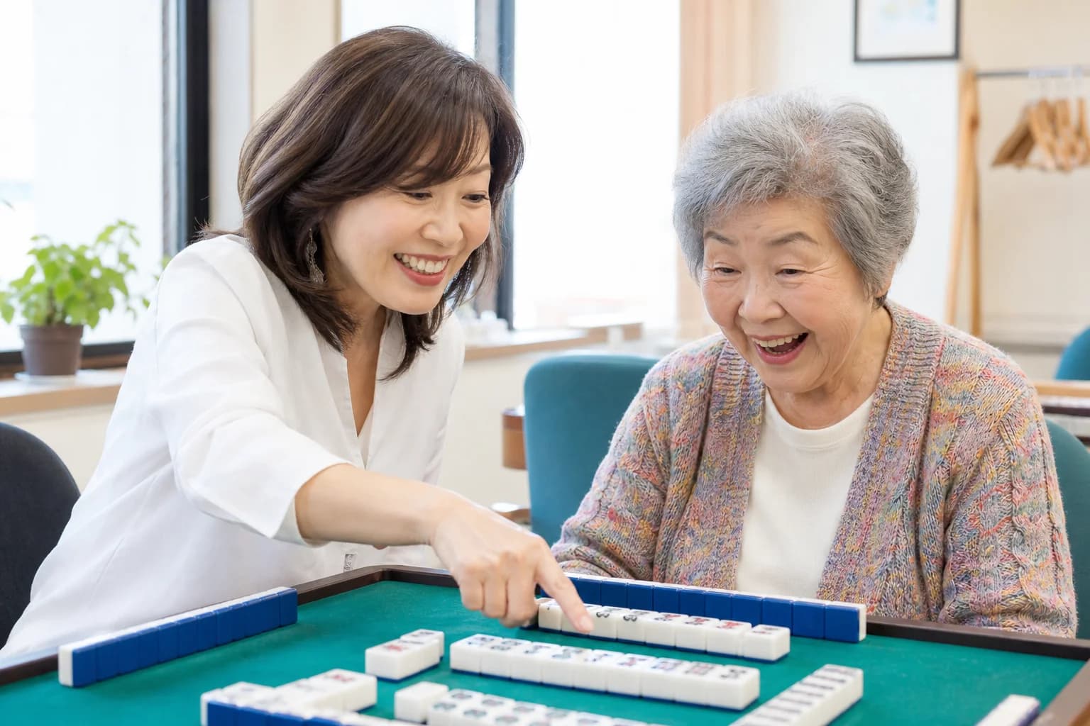 初心者に麻雀のルールを優しく教える講師
